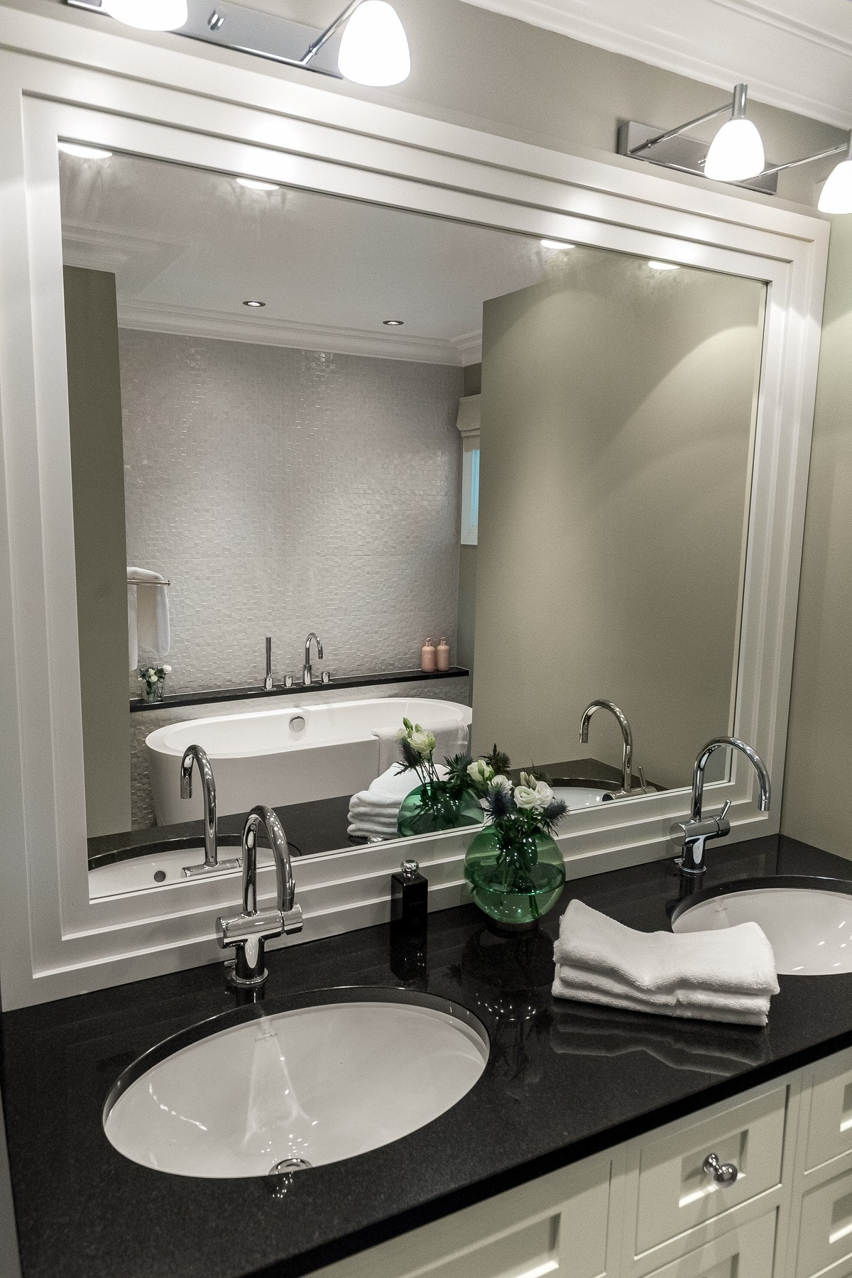 Granitt benk med underlimte servanter i flott skuffeinnredning Galleribilde