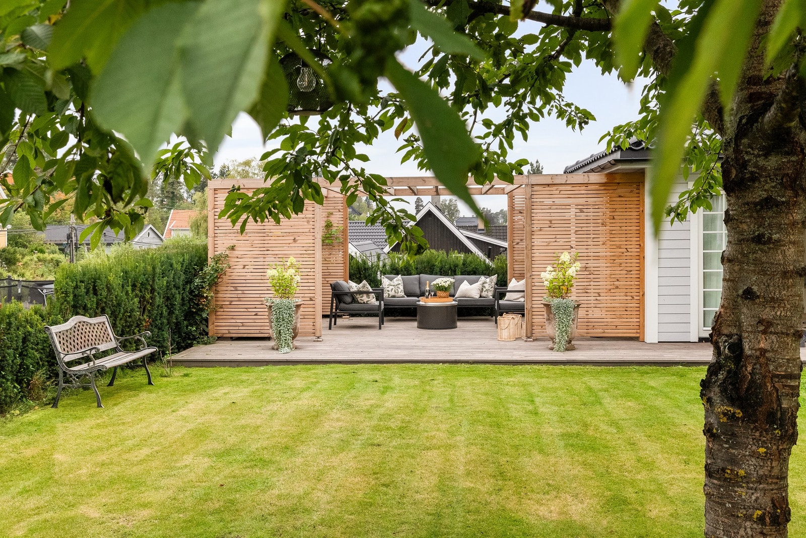 Strøken flat plen hvor frukttrær gir eiendommen karakter Galleribilde