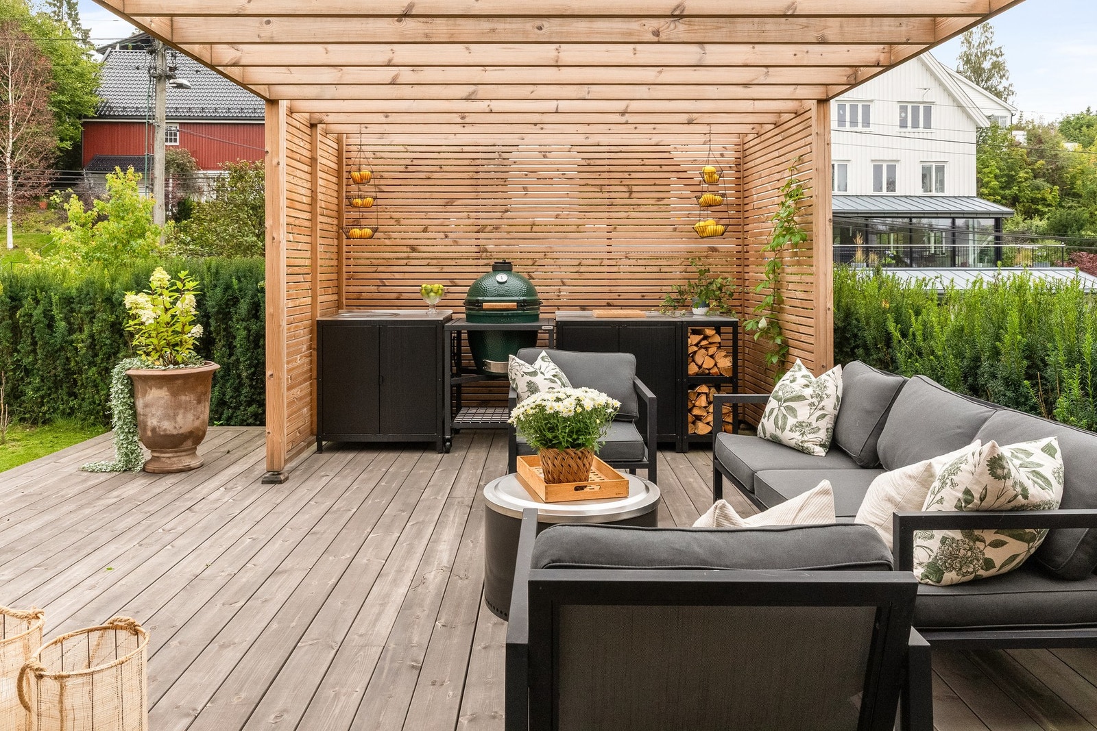 Pergolaen gir en lun og koselig utesone Galleribilde