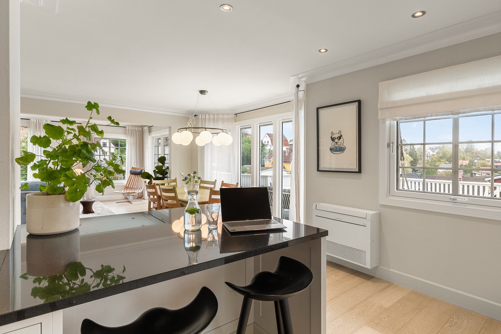 En praktisk halvøy med barstoler og skuffer mot stuen Galleribilde