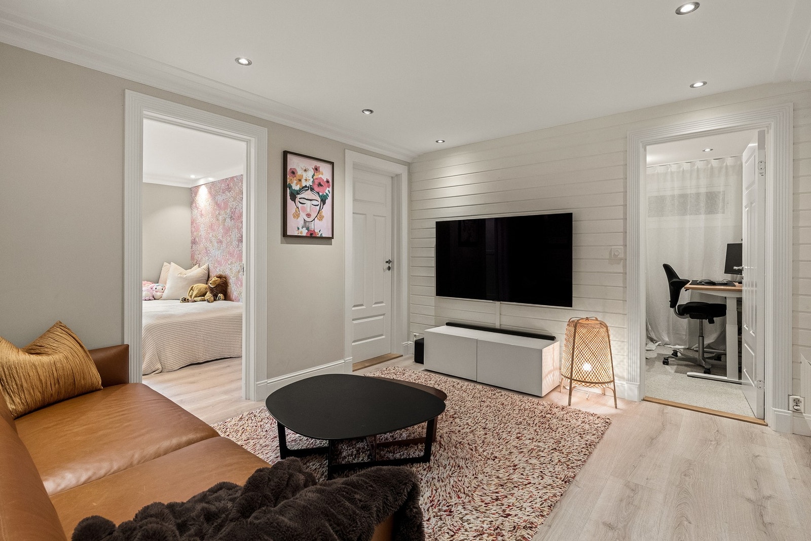 Utenfor soverommene er det et praktisk allrom / tv-stue Galleribilde