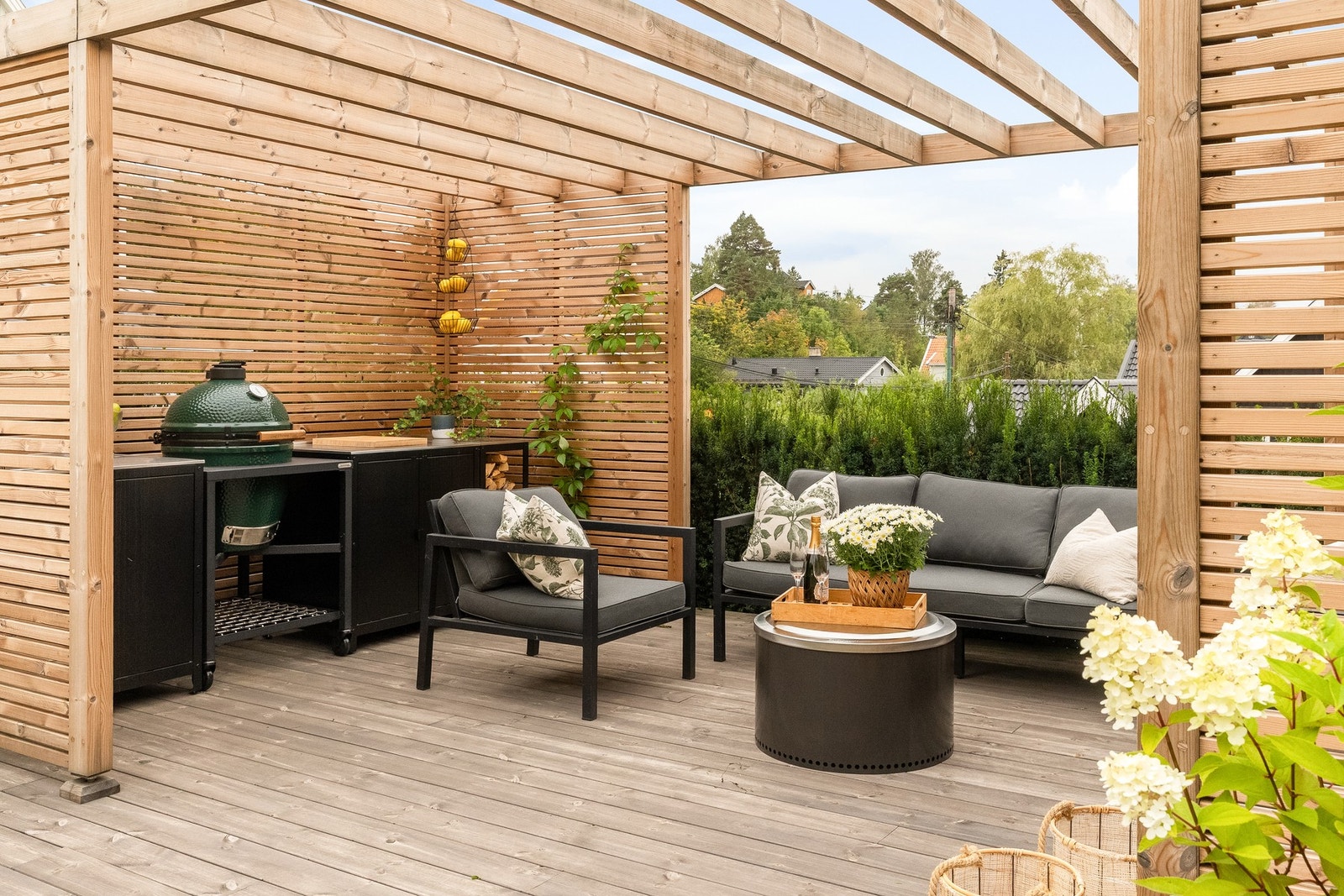 Her har selger hatt plass til grill og utekjøkken som sammen med komyr i annekset har gitt gode muligheter for kokkelering ute sommerstid Galleribilde