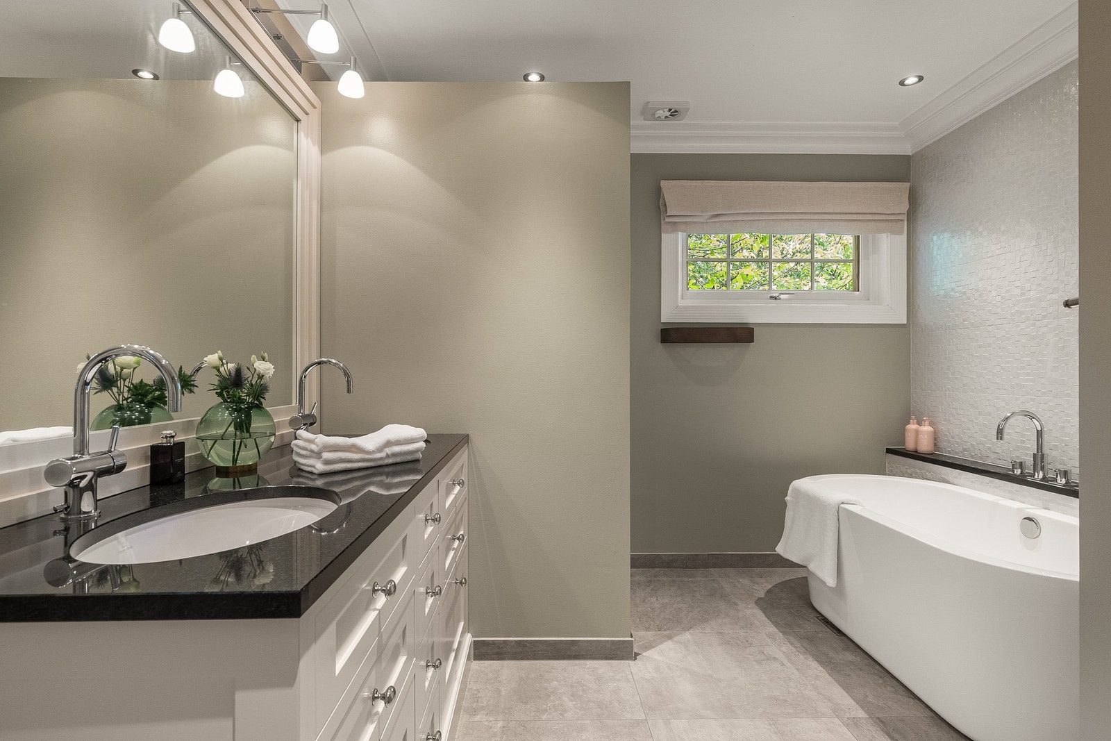 Delikat oppusset bad ved hovedsoverom med innredning fra JH interiør Galleribilde