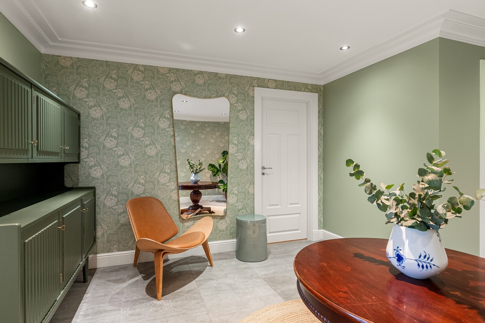 Hallen er romslig og gir rom for en oppholdssone Galleribilde