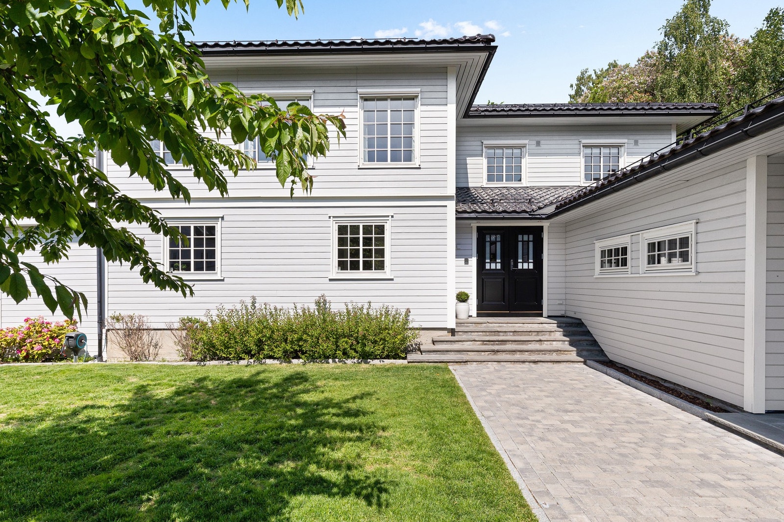 Steinsatt adkomst og pent inngangsparti Galleribilde