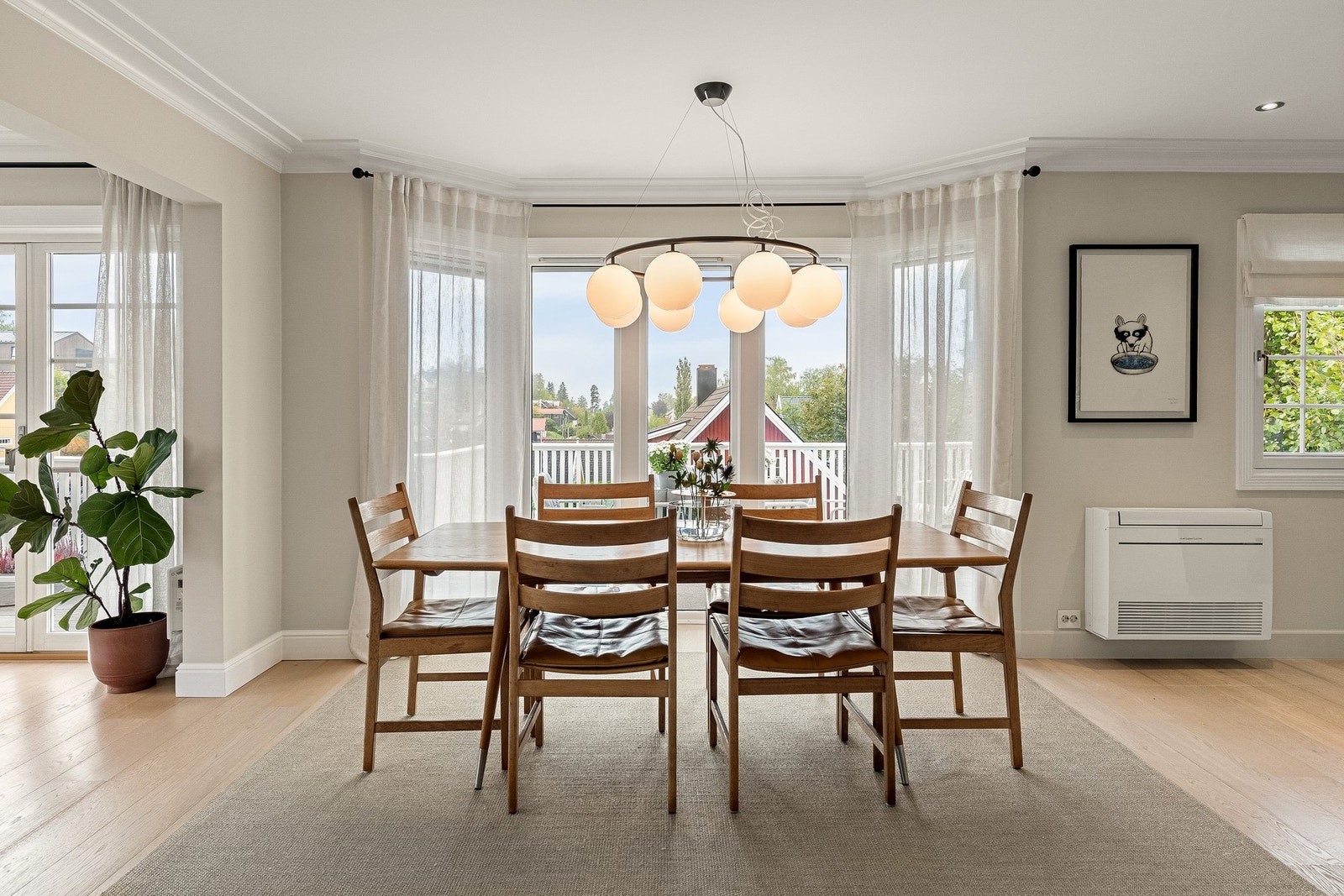 Det er god plass til spisebord i stuen utenfor kjøkkenet. Luft til luft varmepumpe som gir kjøling og behagelig varm Galleribilde