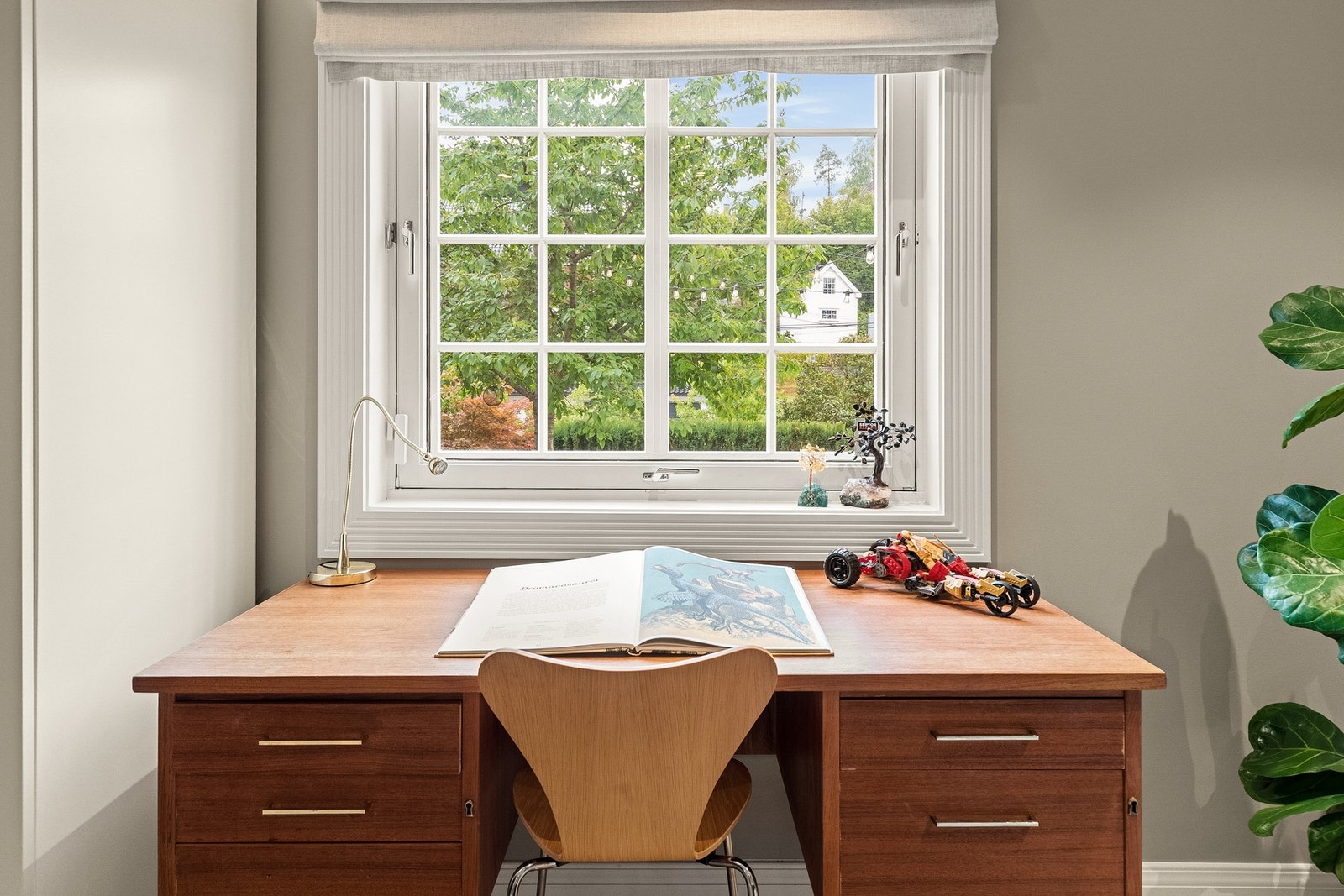 Det er god plass til arbeidsbord på soverom Galleribilde