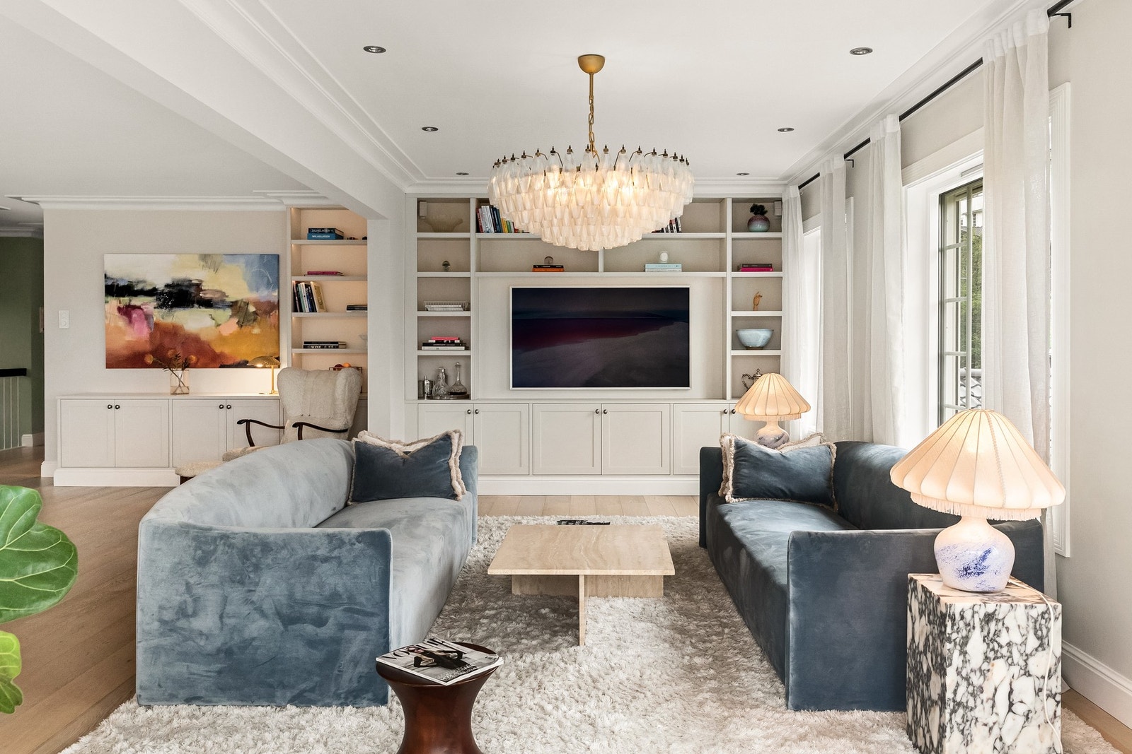 Boligen har eksklusive innredninger som sammen med store rom gir en attraktiv bolig Galleribilde