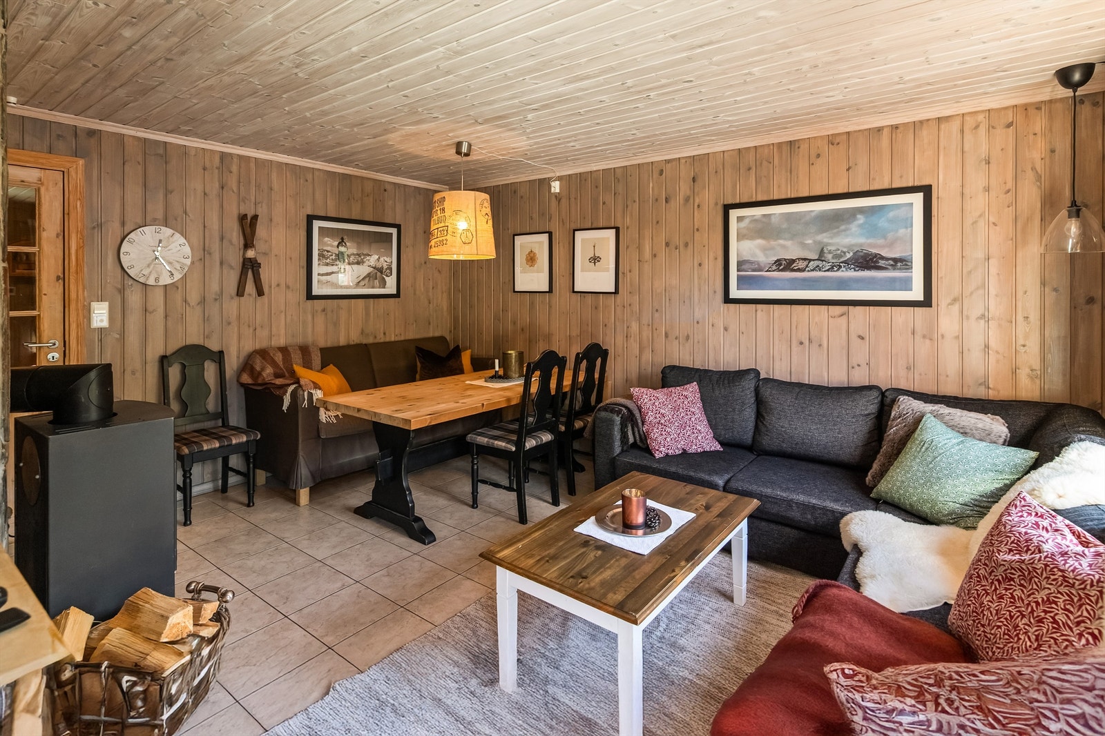 Stuen er romslig med plass til både salong og spisestue Galleribilde