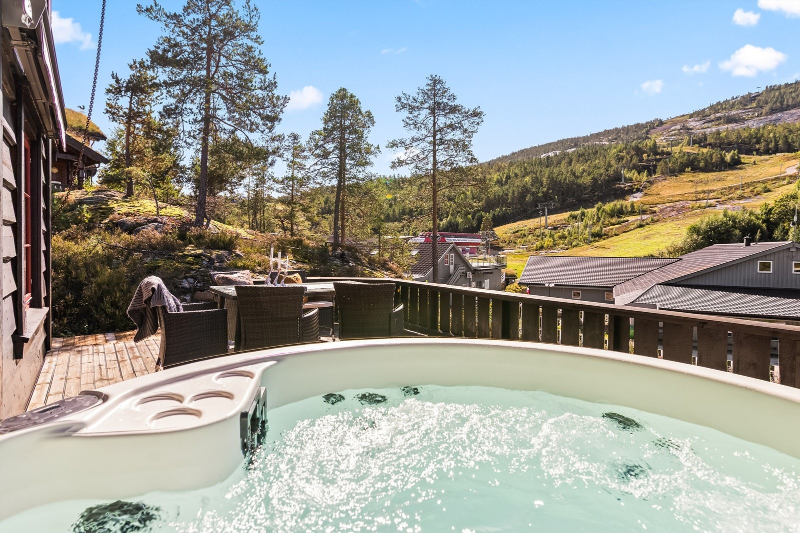 Nydelig utsikt og gode solforhold kan nytes her Galleribilde