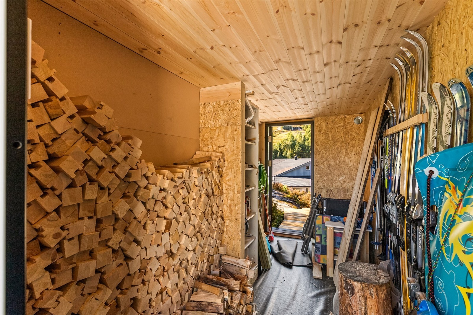 God plass til ved og utstyr Galleribilde