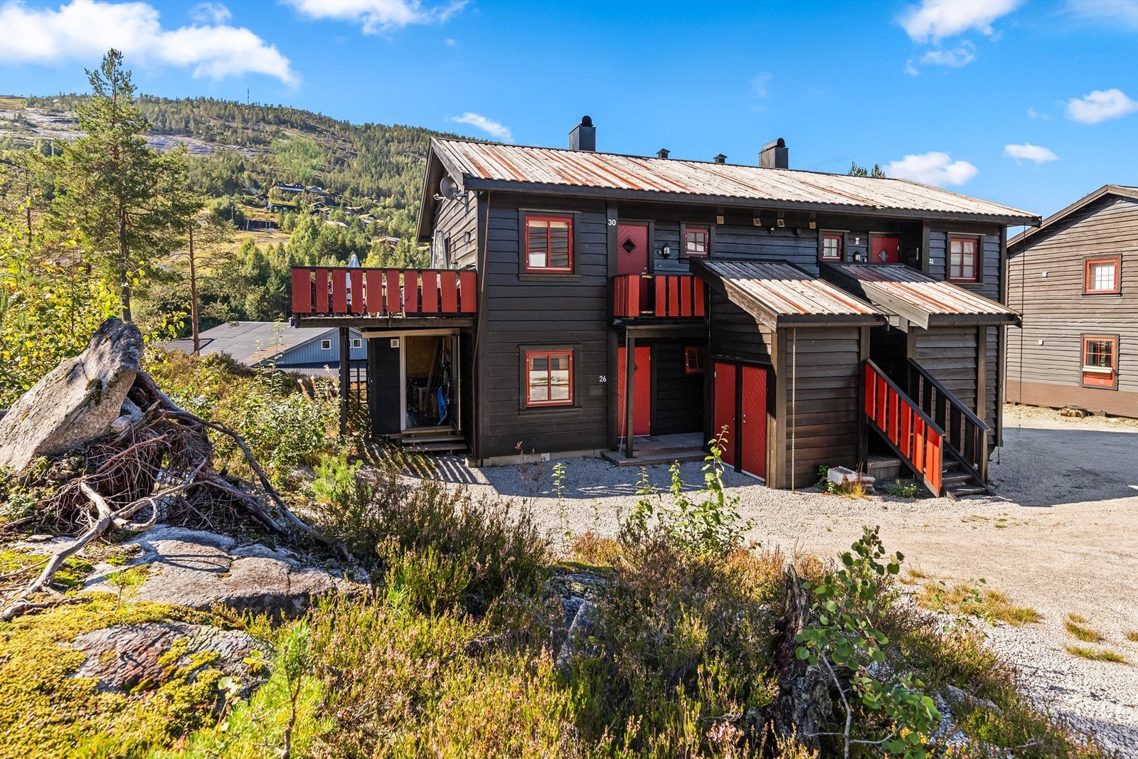 Gruset gårdsplass med parkering Galleribilde