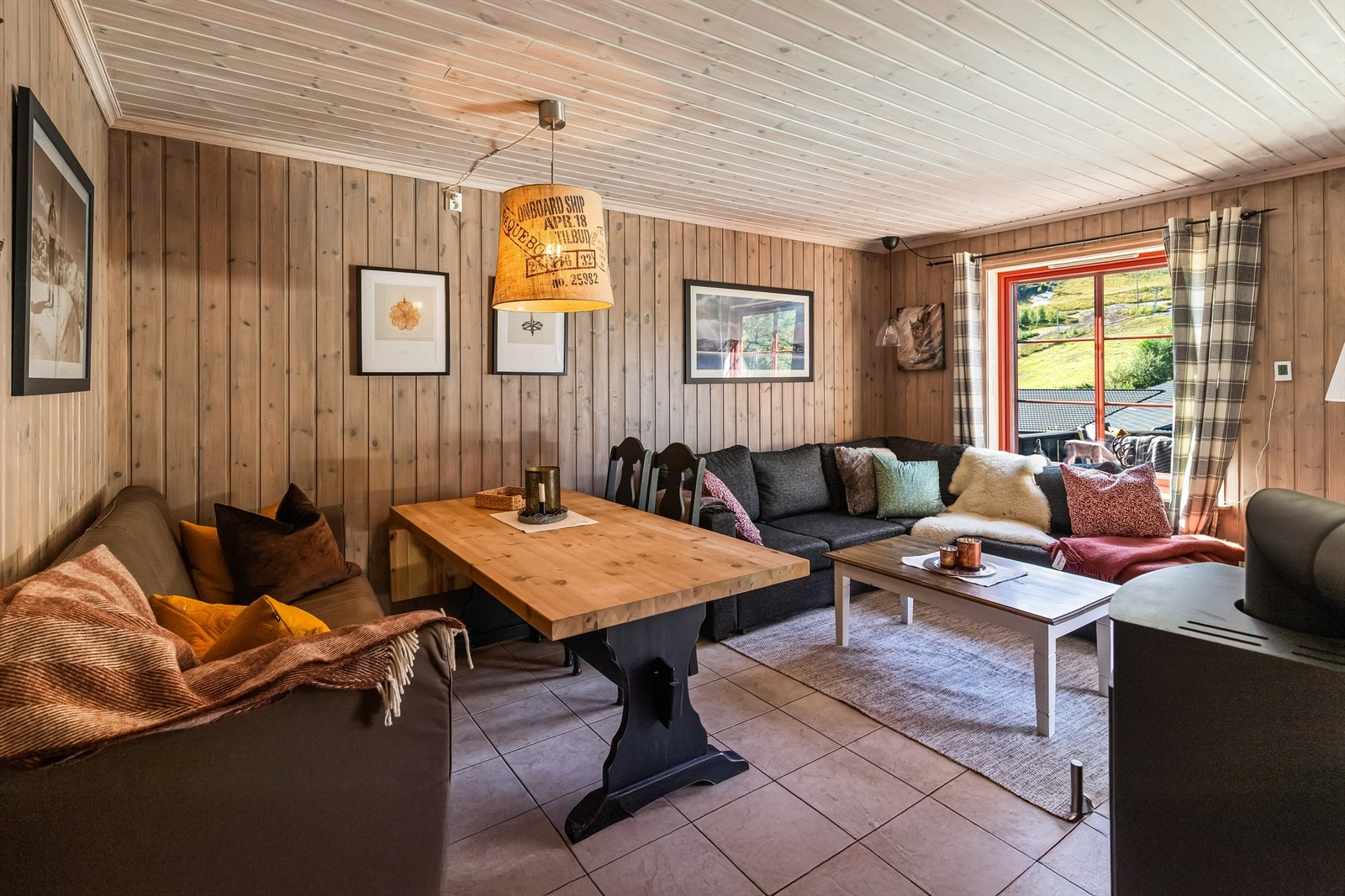 Lyse fliser med varmekabler i gulv Galleribilde