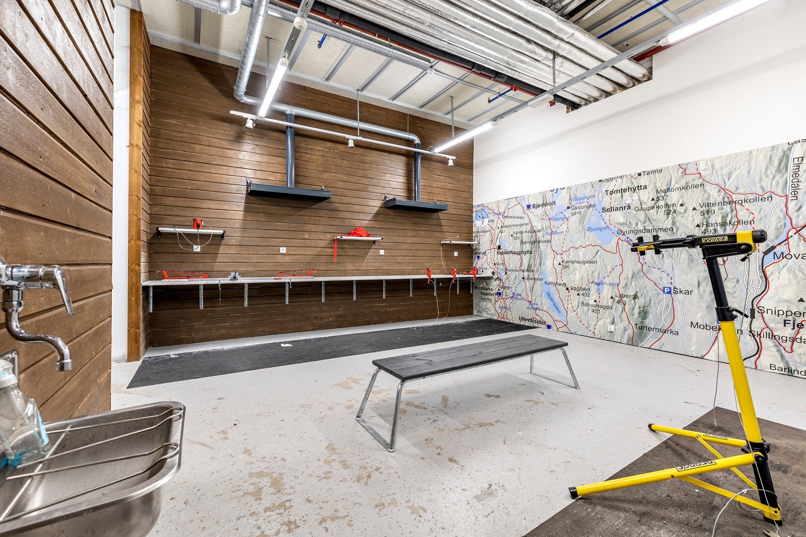 Bygget har smørebod, svært praktisk når marka og skiløyper ligger rett i nærheten. Galleribilde