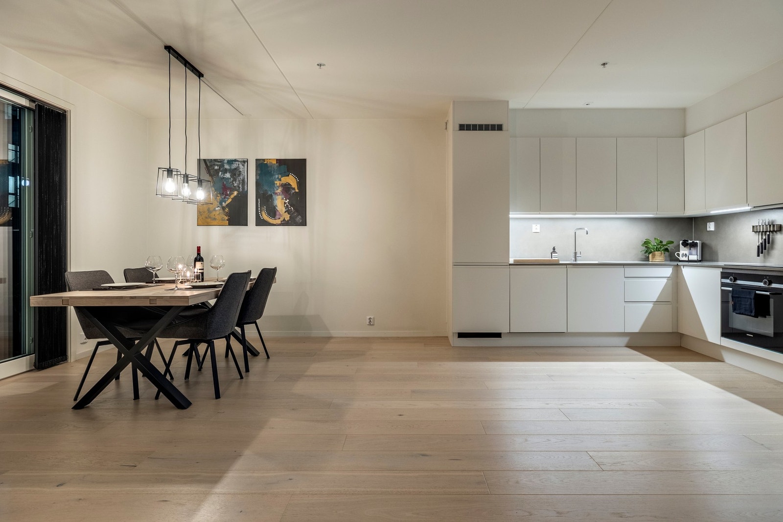 Kjøkkenet er levert av HTH og har en moderne og elegant utforming i L-form, i åpen løsning mot spisestuen. Galleribilde