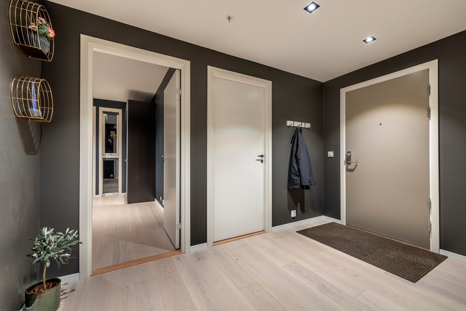 I entreen er det god plass til garderobeløsninger, og både dørtelefon med video og smartlås med unlock system på ytterdøren gir økt sikkerhet og komfort. Galleribilde