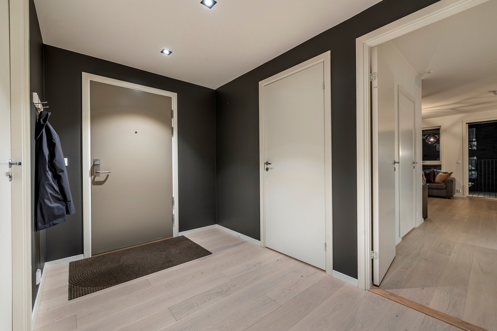 Fra entreen har du direkte tilgang til både bad og separat gjestetoalett samt 2 soverom. Galleribilde