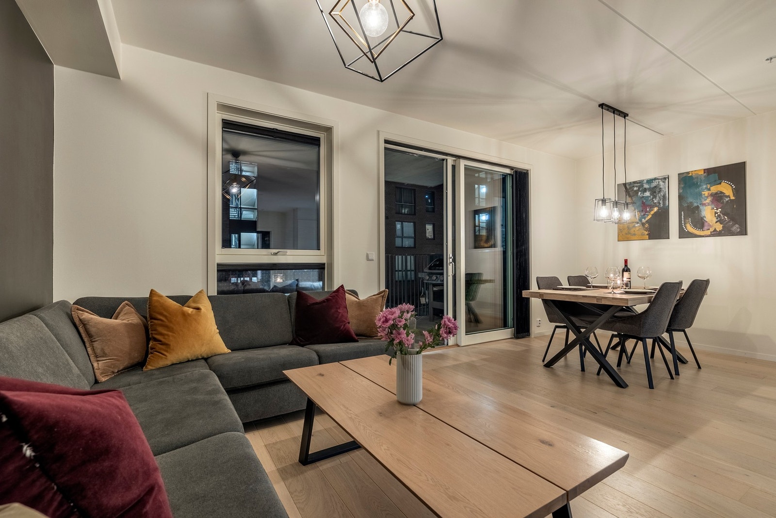 Stuen oppleves luftig og lys, med hele 2,6 meter takhøyde og store vindusflater mot sør. Galleribilde