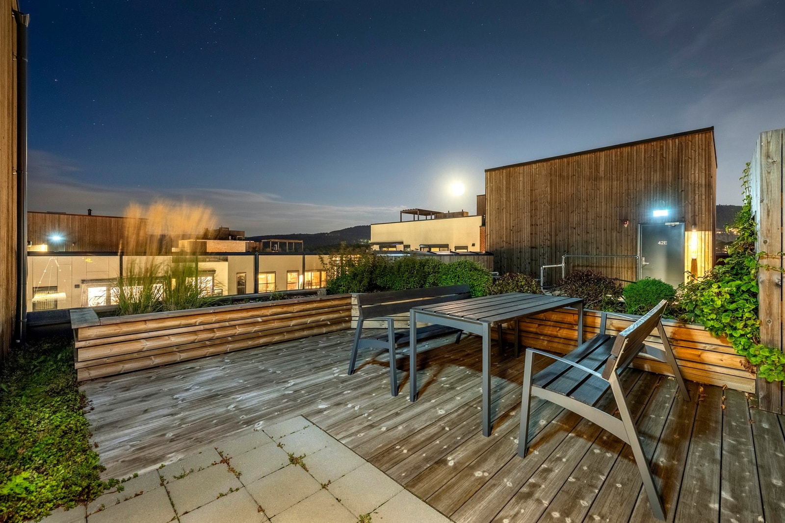 Det er tilgang til flere felles takterrasser - et hyggelig sted å samles om sommeren. De solrike takterrassene er luftige og har flott utsyn. Galleribilde