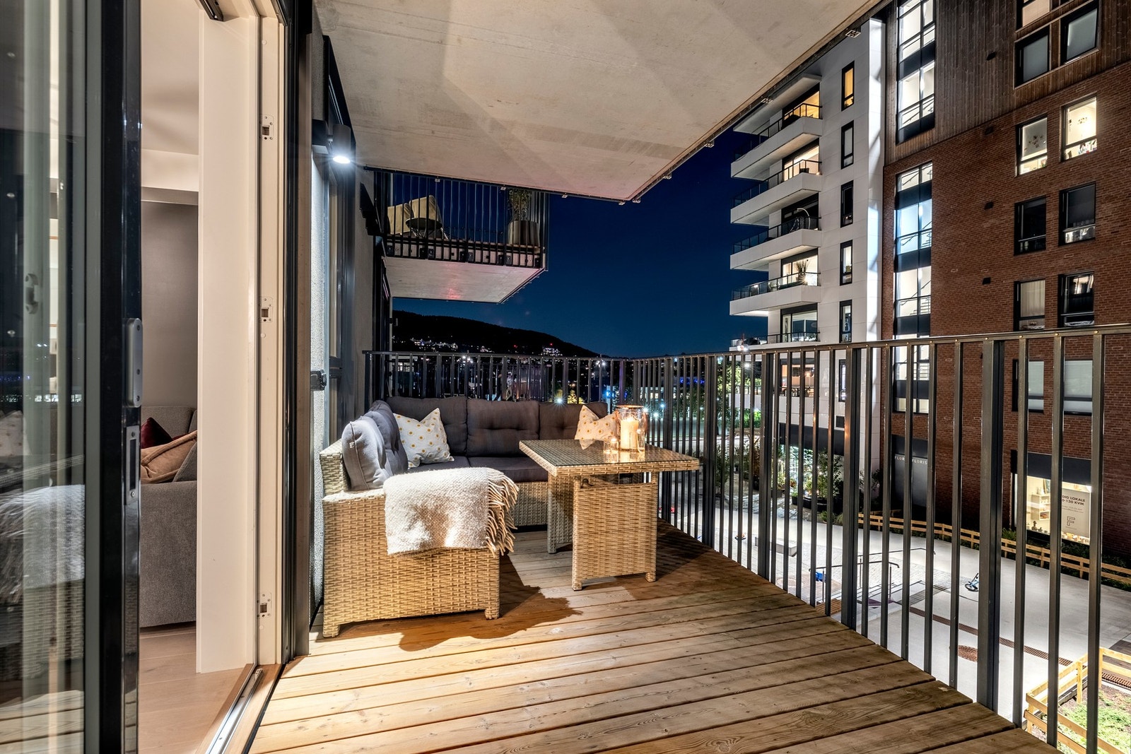 Sørvendt balkong på 10,5 m². Her er det god plass til utemøbler og et komfortabelt utemiljø - perfekt for å nyte varme sommerdager. Galleribilde