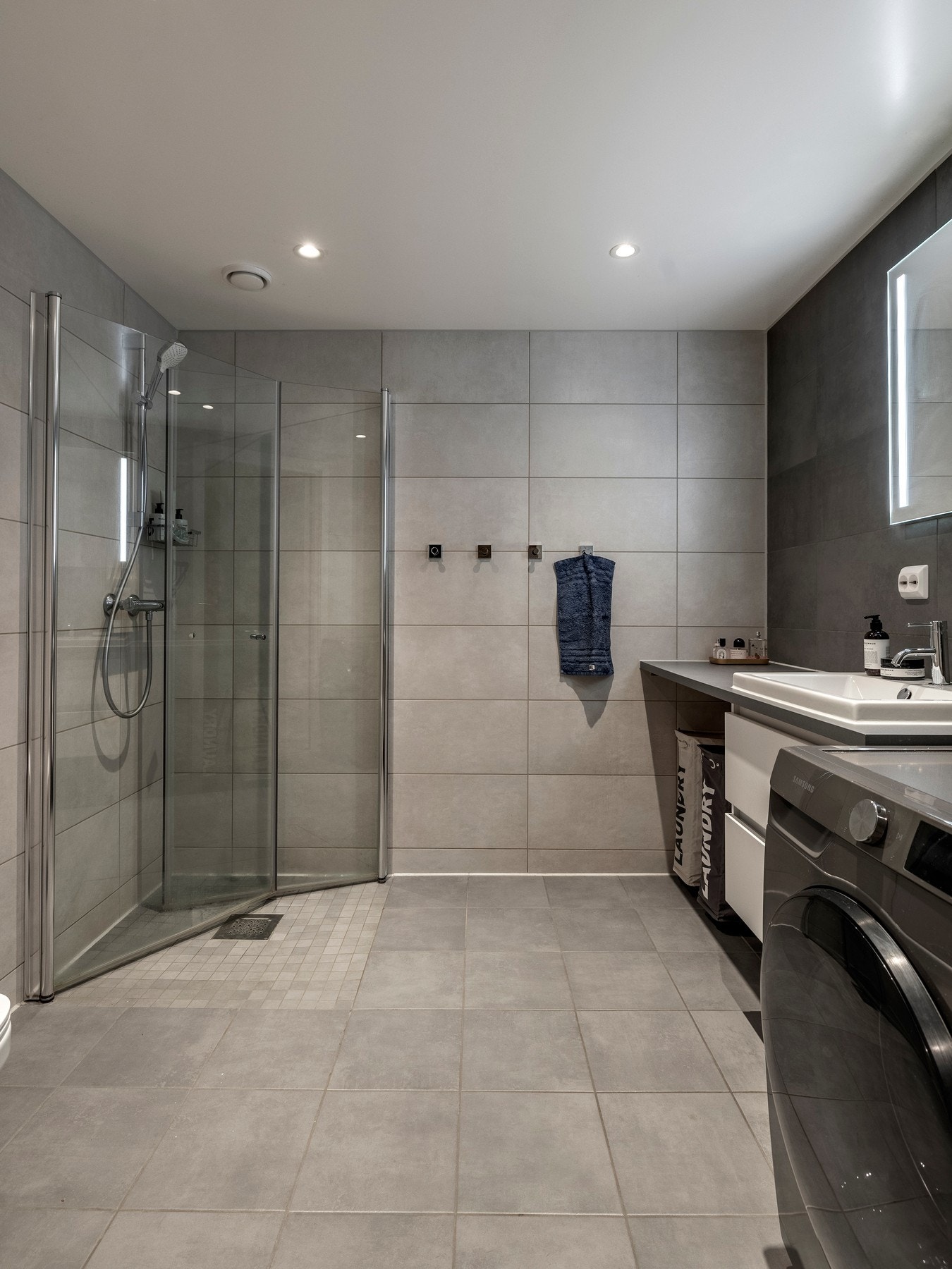 Badet har også opplegg for vaskemaskin og tørketrommel i søyleløsning. Galleribilde