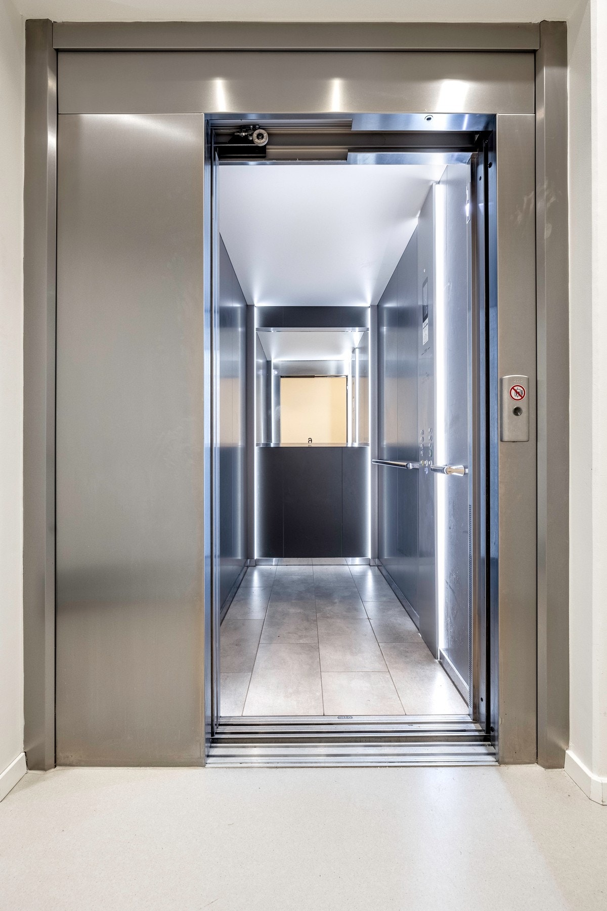 Det er heis i bygget fra kjelleretasjen og helt opp til takterrassen. Galleribilde