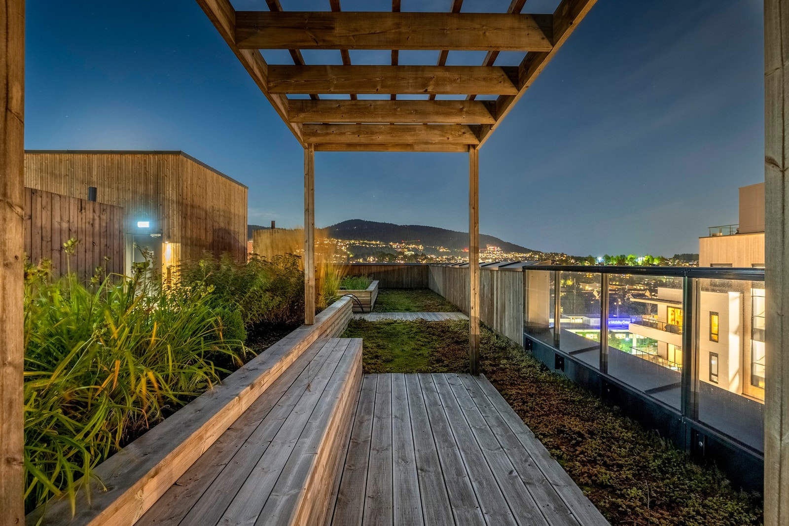 På takterrassene er det også hyggelige soner med beplantning og opphøyde bed Galleribilde