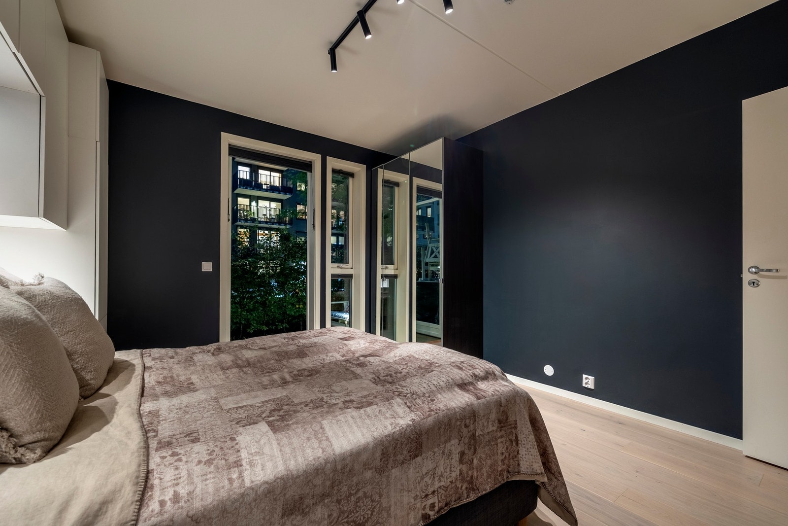 Hovedsoverommet har utgang til en nordvendt markterrasse mot rolig gangsti og grøntareal Galleribilde