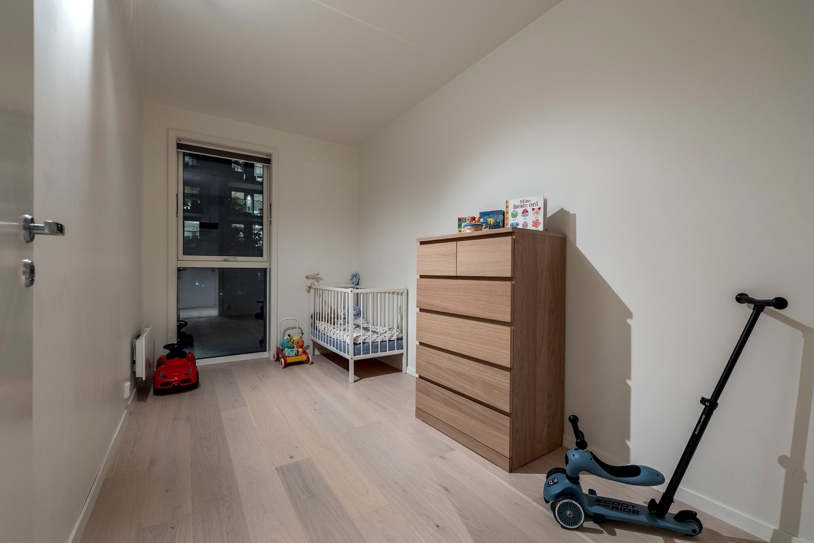 Soverom 2 har enstavs parkett i hvitoljet eik, malte flater på vegger og listefrie overganger som gir et moderne og sømløst uttrykk. Galleribilde