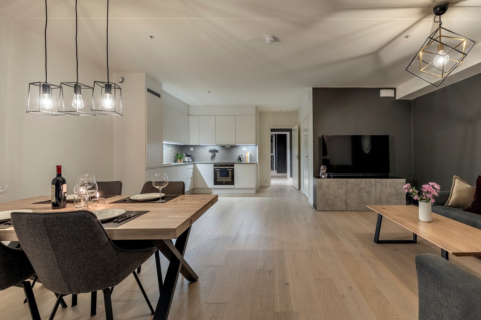 Den åpne løsningen mot kjøkkenet skaper en sosial og innbydende atmosfære. Galleribilde