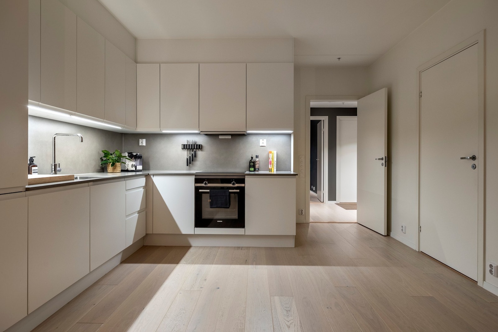 Fra kjøkkenet har du praktisk tilgang til en romslig bod, perfekt som ekstra oppbevaring eller spiskammer. Galleribilde