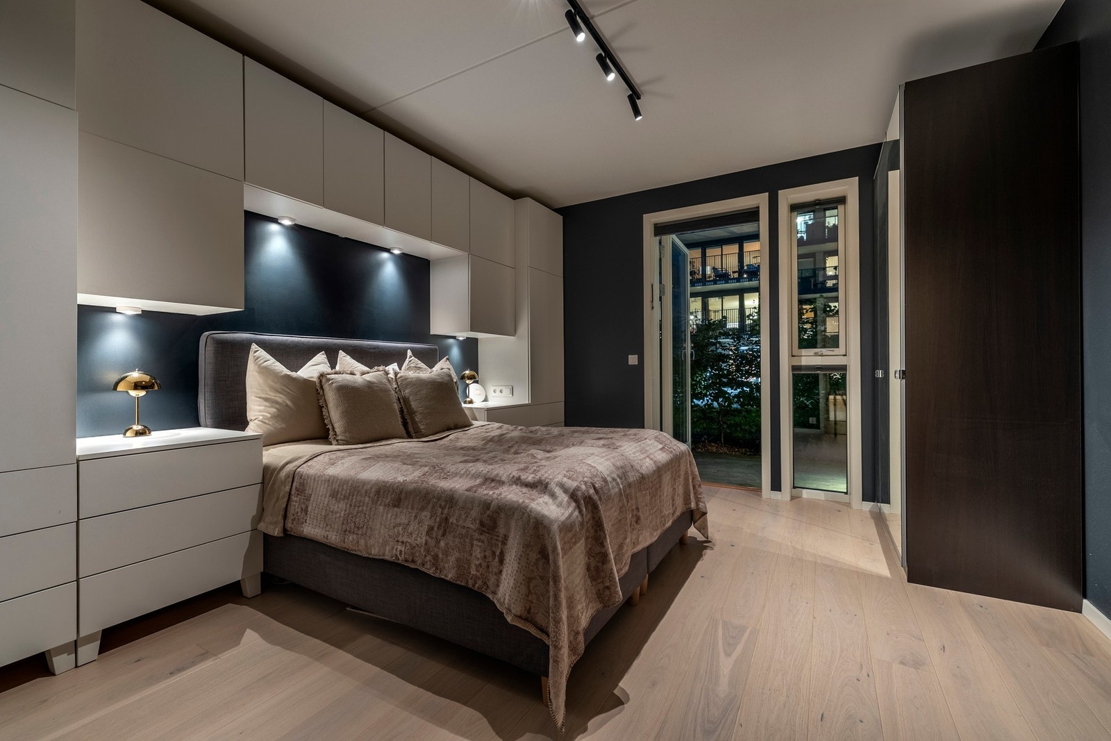 På soverommet er det montert plassbygd garderobeskap rundt sengen og garderobeskap med speilfronter, noe som gir godt med oppbevaringsplass. Galleribilde