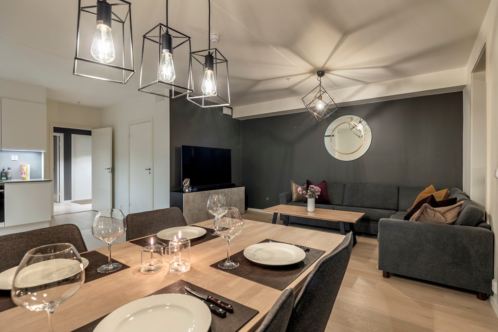 Stuen har god plass til både sofagruppe, spisebord og medieløsning. Galleribilde