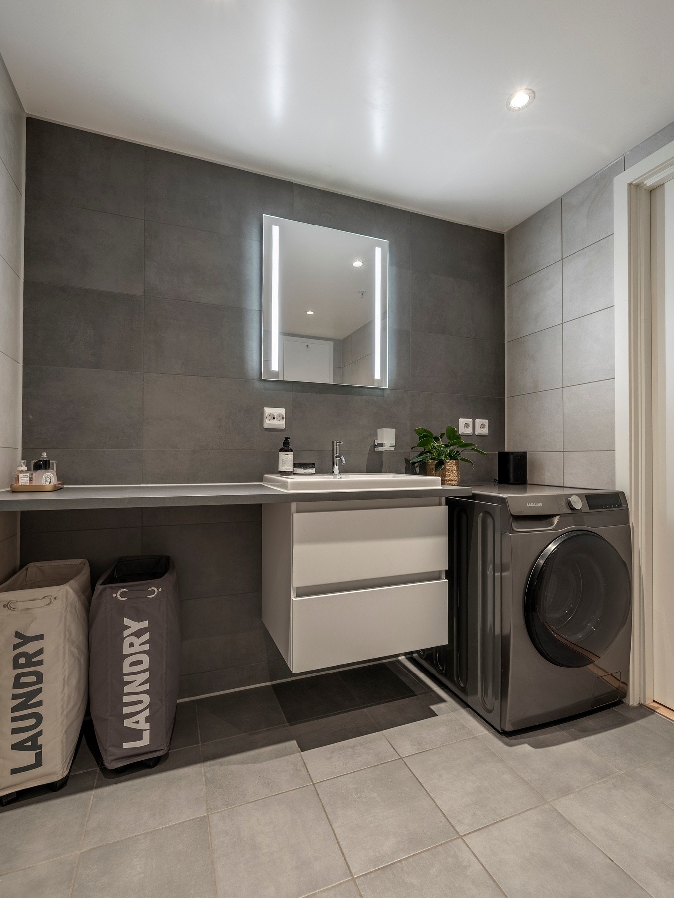 Her er det vannbåren gulvvarme og downlights i himling Galleribilde