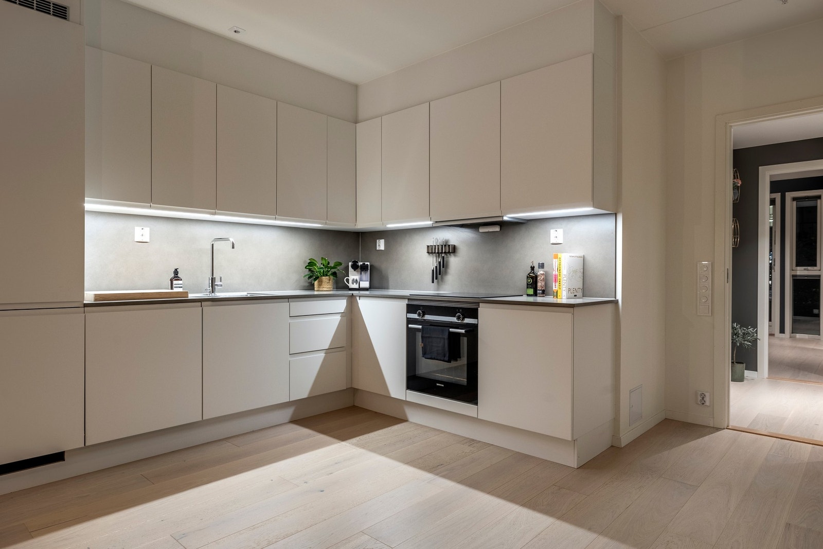 Her er alt du trenger av integrerte hvitevarer: stekeovn, platetopp, kjøl/frys og oppvaskmaskin. Galleribilde