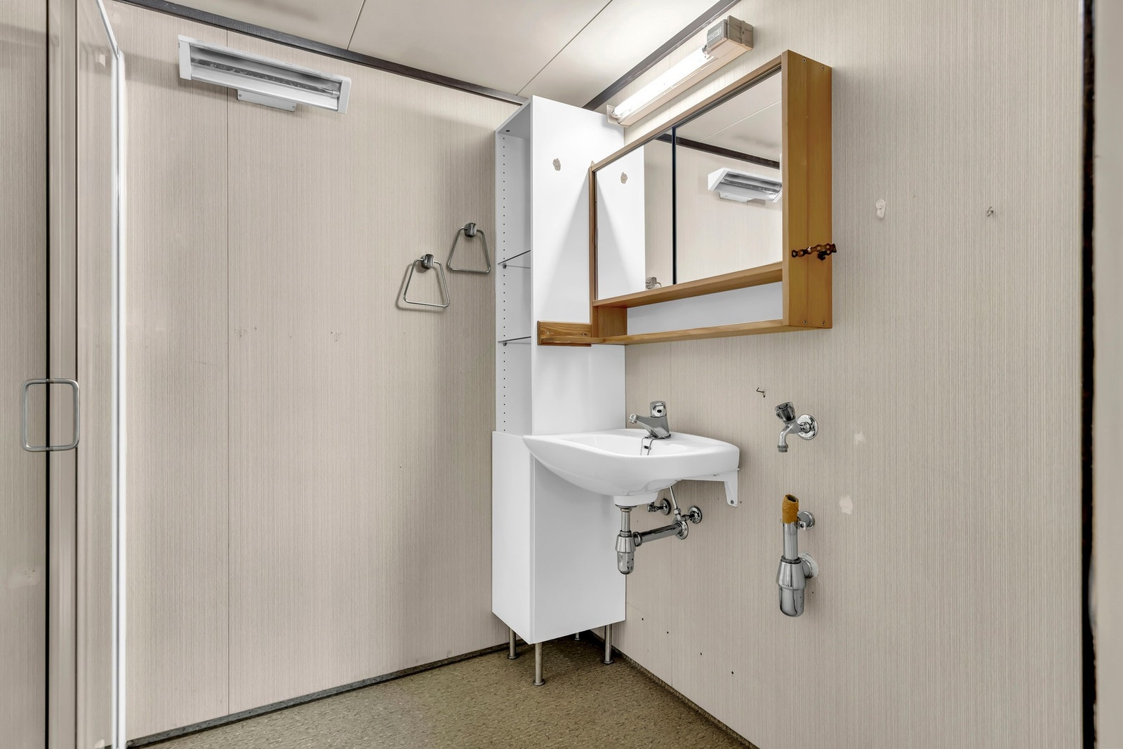 Her har man opplegg for vaskemaskin, dusjhjørne, servant og WC. Galleribilde