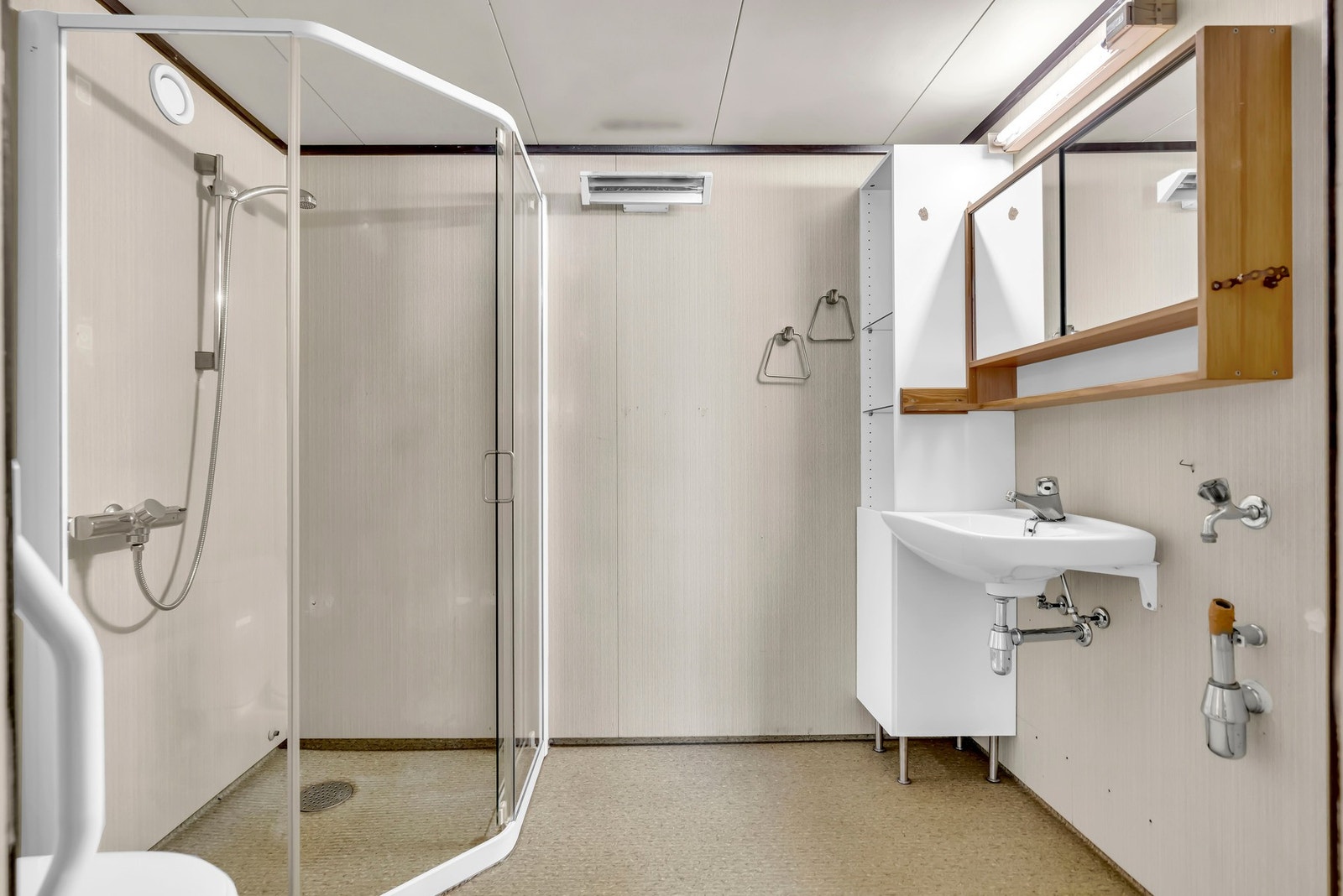 Badet er antatt fra byggeår, og har behov for oppgradering. Tilstandsrapporten oppstiller kostnadsestimat fra 100.000-300.000kr for full renovasjon av bad. Galleribilde