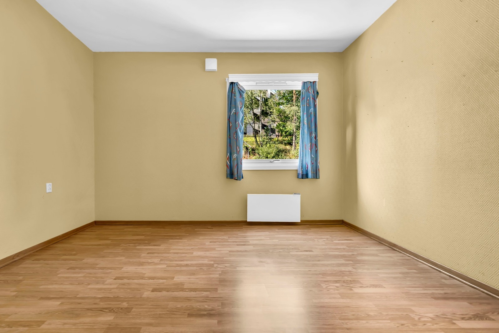 Leiligheten har stort innbydende soverom med gos plass til dobbeltseng og garderobeløsning. Galleribilde