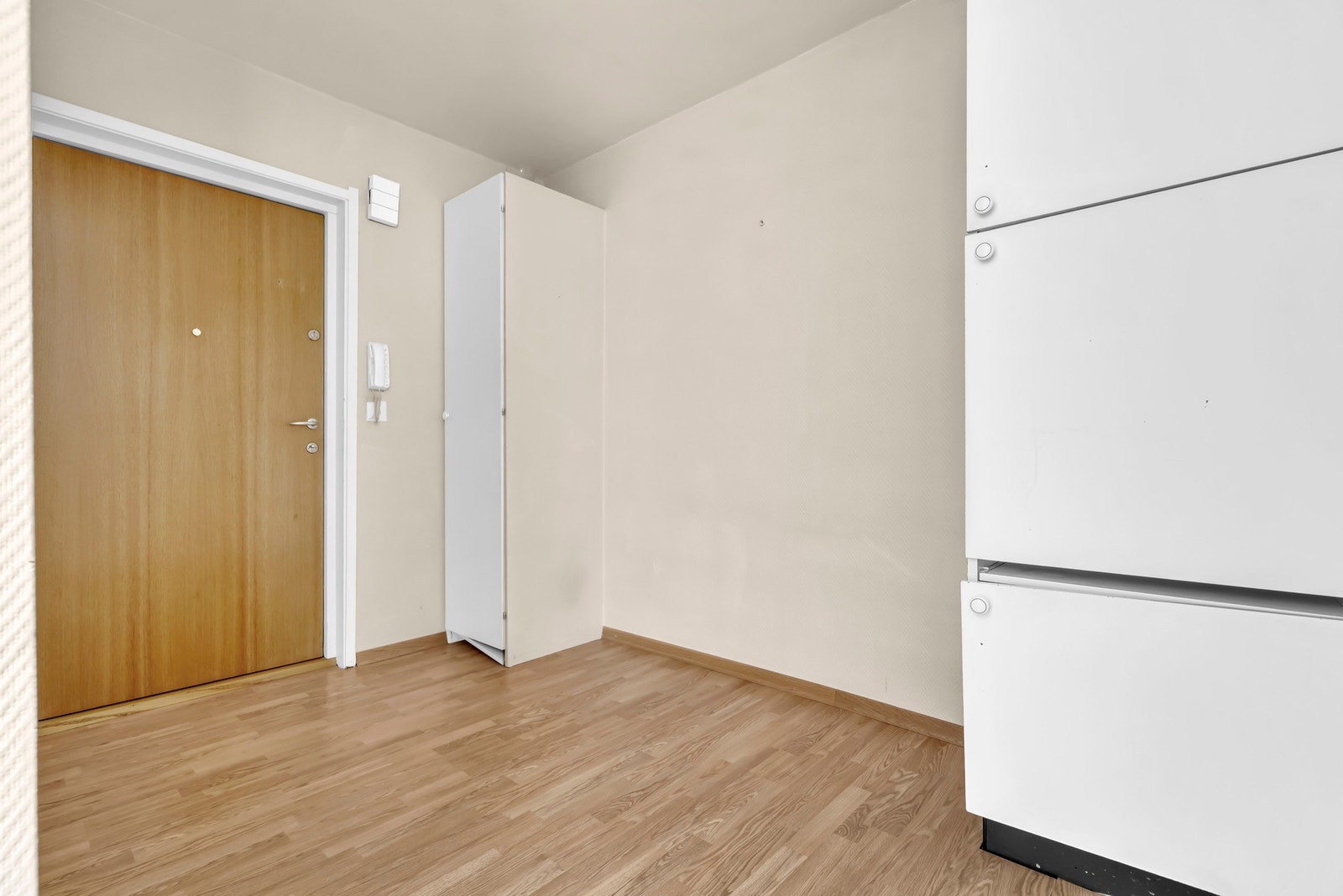 Leiligheten har enkel adkomst via heis, med stor dør inn til entréen. Inngangspartiet er bredt for god adkomst med god plass til oppbevaring. Galleribilde