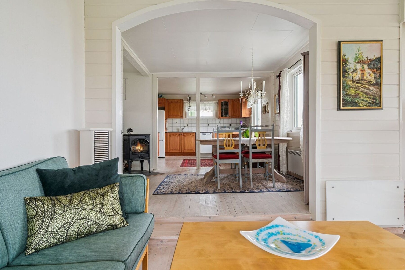 Stua er naturlig inndelt i soner for sofagruppe og spisestue Galleribilde