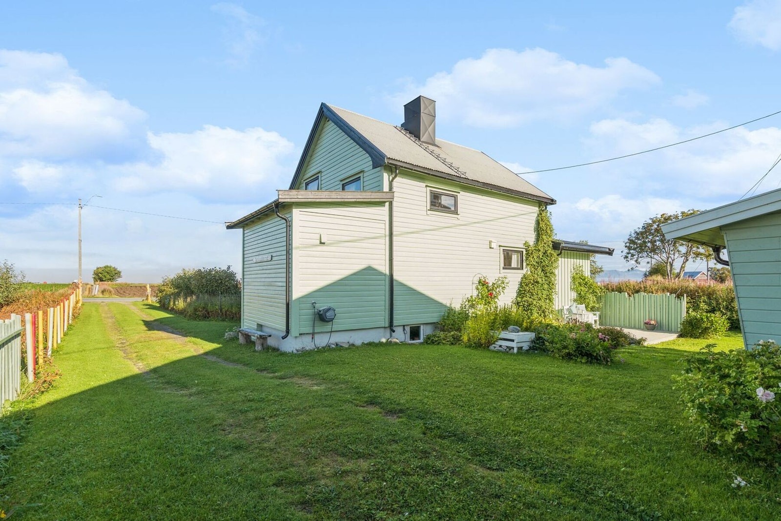 Gårdsplass med god plass til flere biler i tillegg til parkering i garasje Galleribilde