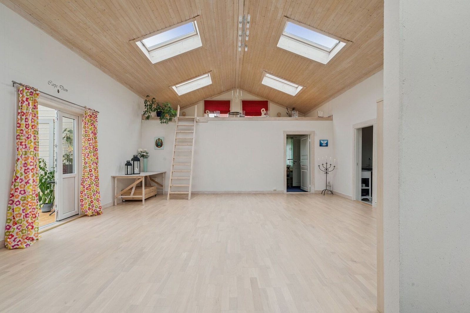 Anneks/garasje inneholder et stort oppholdsareal og flere rom benyttet til yoga, ulike kurs, atelier og behandlingsrom - her gis det mulighet for å skape sin egen arbeidsplass Galleribilde