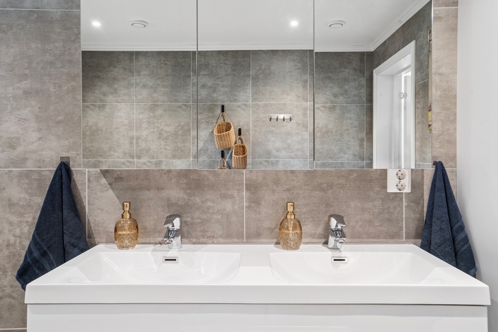 Flislagte overflater og downlights gir et helhetlig preg. Galleribilde