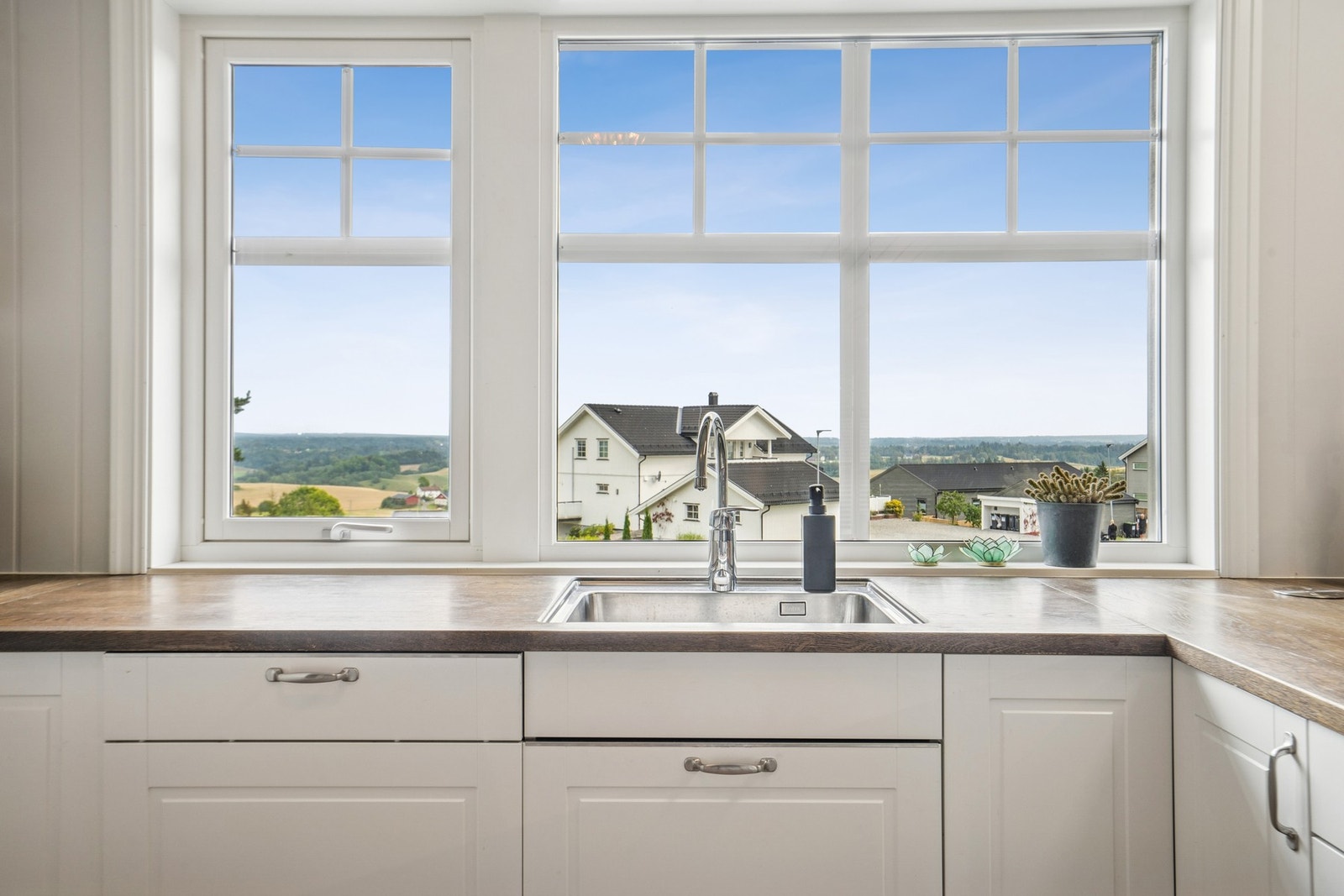 Fra kjøkkenvinduet har du en flott utsikt som gir en ekstra hyggelig ramme rundt hverdagslige gjøremål. Galleribilde