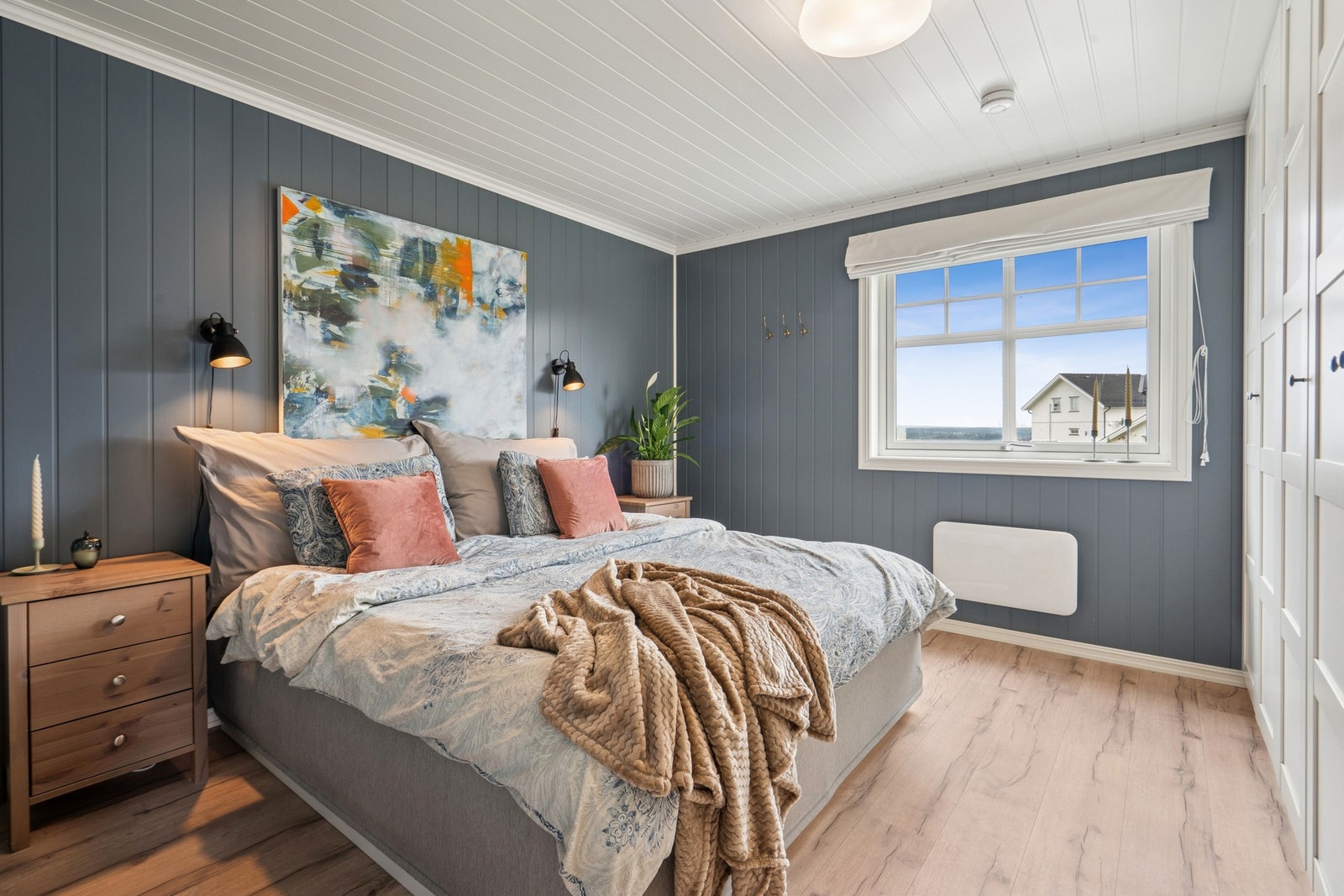 Hovedsoverommet har plass til dobbeltseng, gode garderobeløsninger og vindu som gir utsikt og naturlig lys inn i rommet. Galleribilde