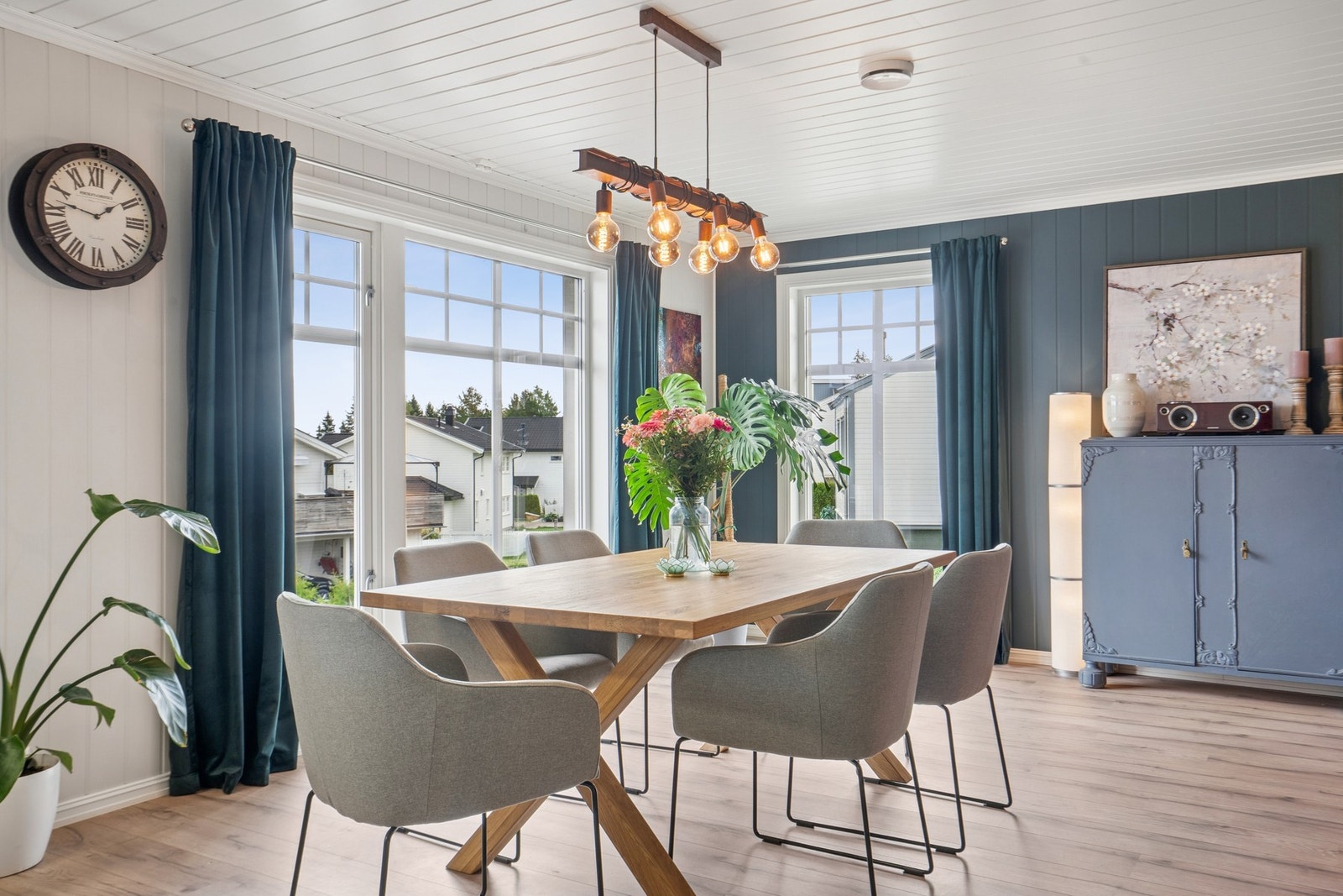 Spisestuen er plassert i en lys og trivelig del av rommet, med vinduer på to sider som slipper inn rikelig med dagslys. Galleribilde