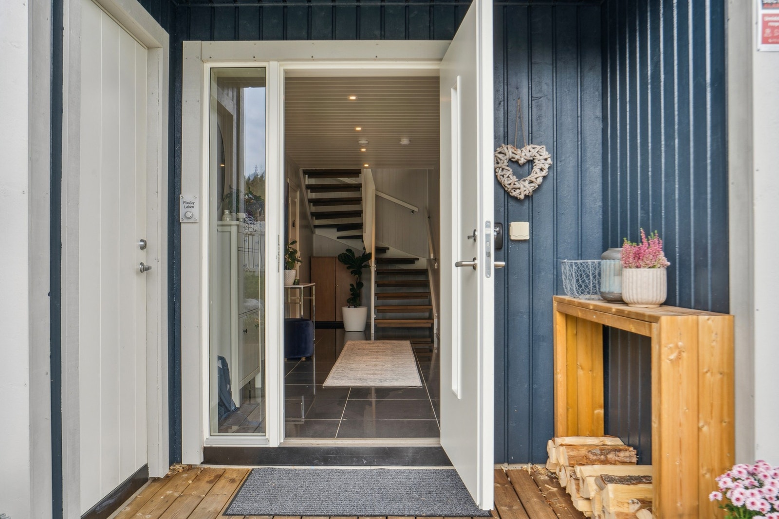 Inngangspartiet ønsker deg velkommen inn til en lys og trivelig entré. Det er en praktisk bod til venstre for døren for ekstra oppbevaringsplass. Galleribilde