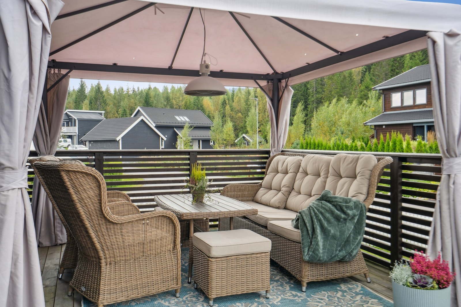 Verandaen har god plass til utemøbler og gir en hyggelig ramme for både rolige morgenstunder og sosiale sammenkomster. Galleribilde