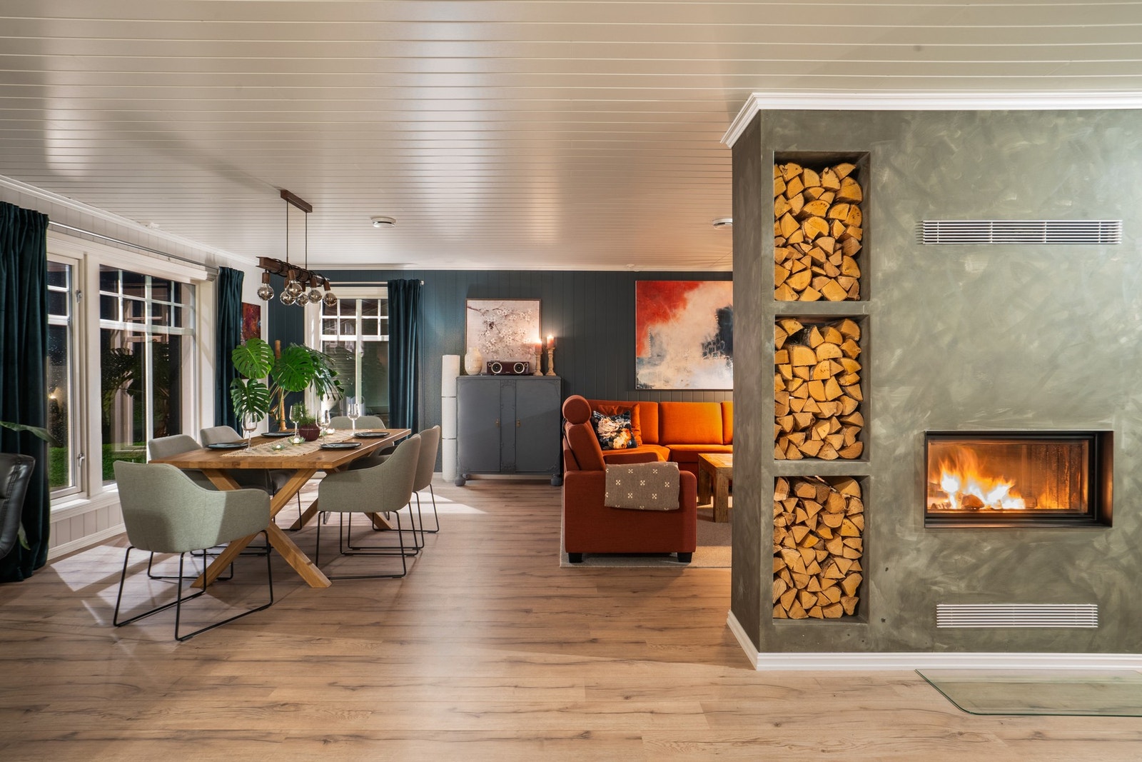 Boligen har en attraktiv plassering høyt i Ramstadåsen, et rolig og naturskjønt boligområde. Galleribilde