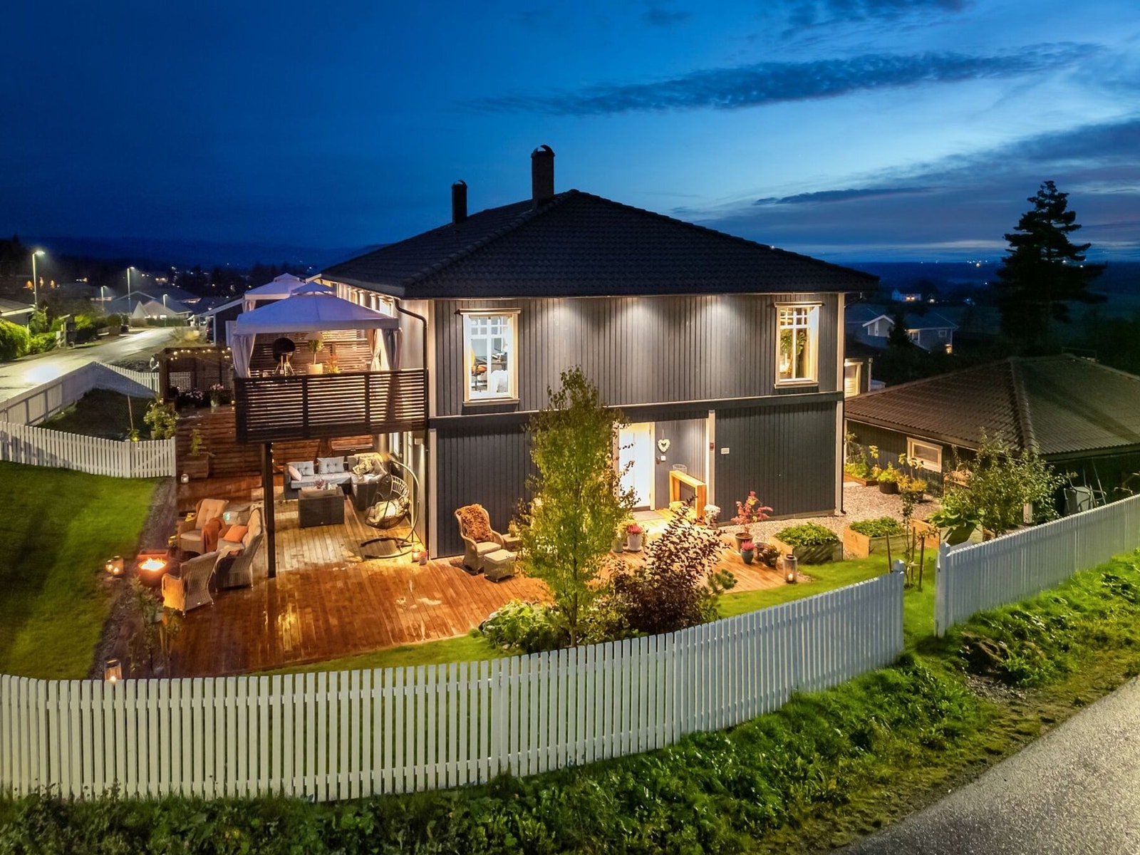 Det finnes flere barnehager innen kort avstand, blant annet Åsgreina barnehage, Lykkeliten naturbarnehage og Holter barnehage. Galleribilde